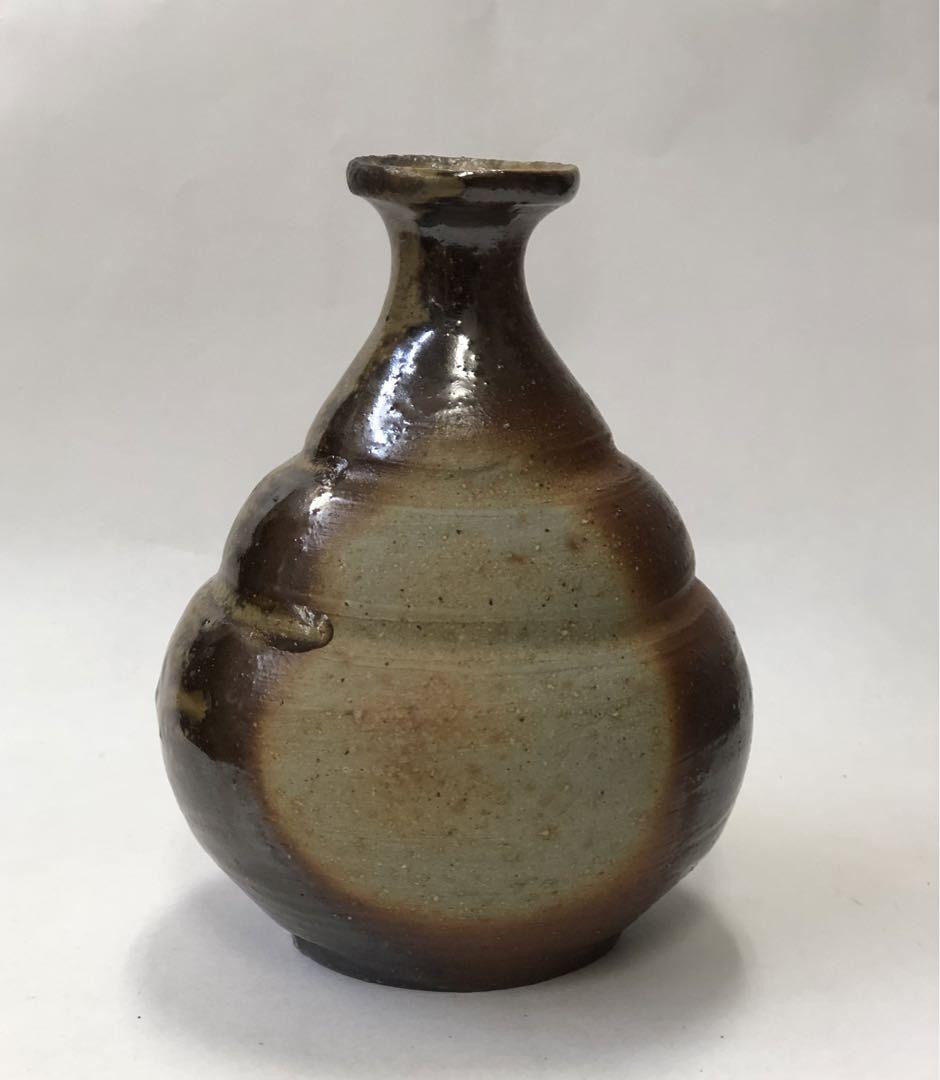 Konishi Tokuro Bizen Ware Sake Bottle Tokuri w/ Box & Cloth Konishi Tokuro Bizen Ware Sake Bottle Tokuri w/ Box & Cloth
