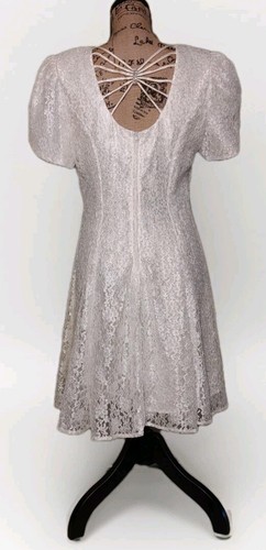 Vintage D.B.Y. - Gefüttertes kurzes Fit & Flare Kleid mit Puffärmeln und weißer Spitze - Größe 13 - Bild 3 von 4