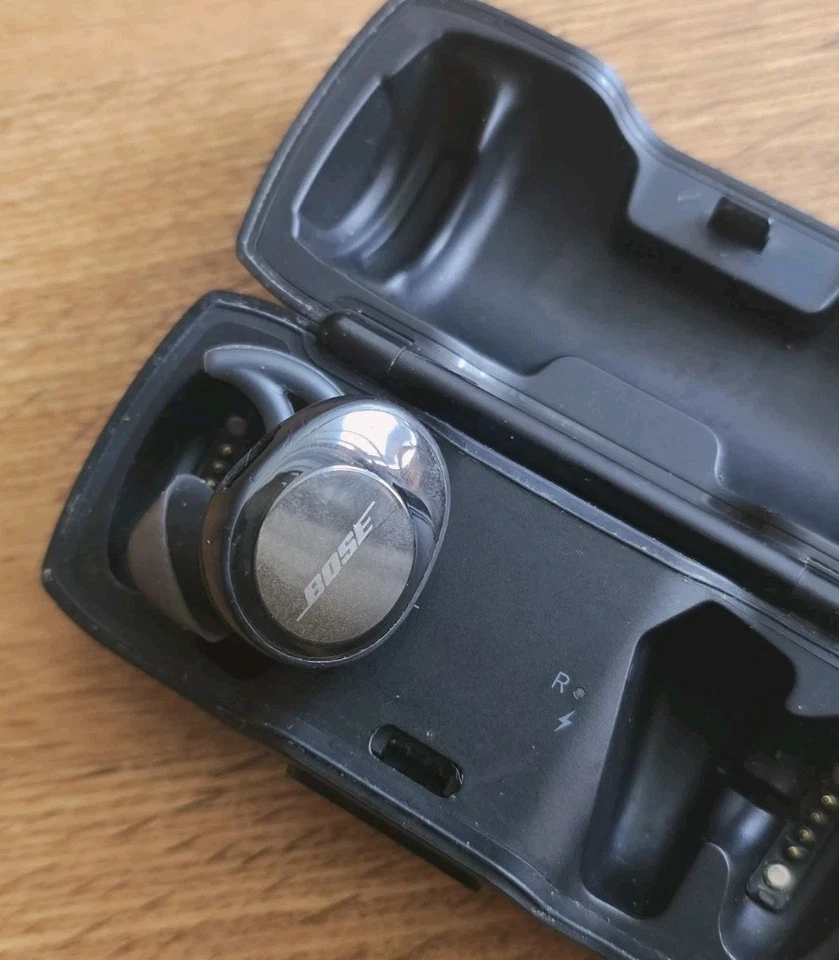 Bose SoundSport Free Wireless In-ear Headphones Earbuds Left Ear And Case Only - Image 2 of 4