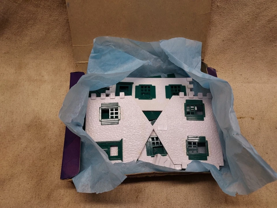 PLASTICVILLE CAPE COD HOUSE # HP-9 + BOX NO CRACKS OR GLUE REPAIRS GREEN & WHITE - Image 2 of 4