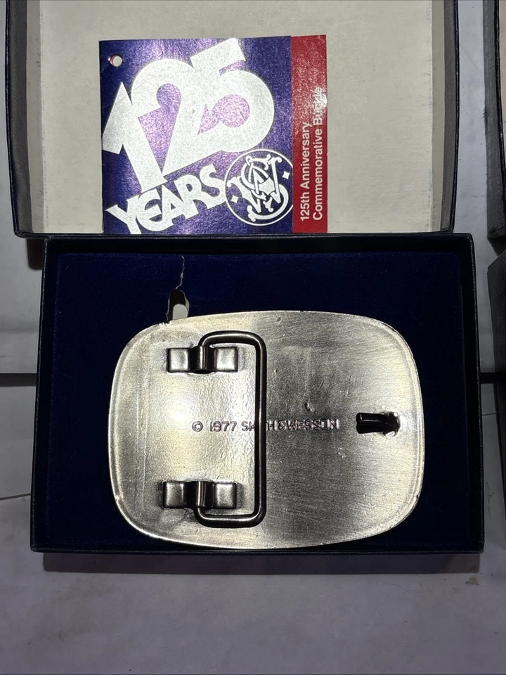 Smith & Wesson 1977 125 aniversario antiguo y 1975 hebilla de latón Foto 3 de 4