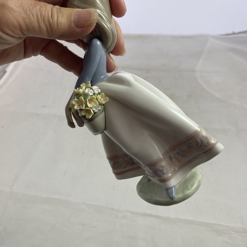 Lladro May Flowers Porcelain 7" Figurine Girl Bouquet Basket #5467 - Picture 4 of 9