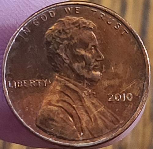 2010 Lincoln Head Shield Cent Penny Bent Coin Toning No Mint  - Bild 1 von 3