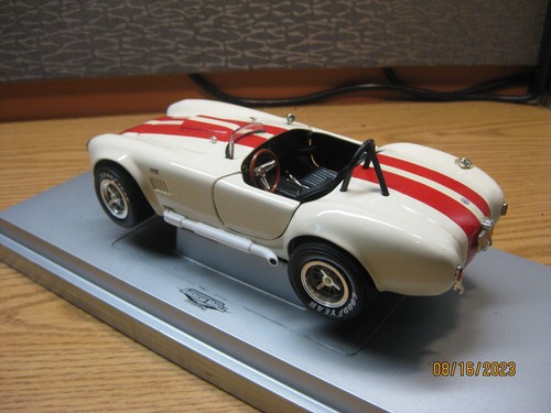 1/18 1965 SHELBY COBRA 427 S/C, WHITE W/RED STRIPES, ERTL/AMER.MUSC # 33965 - Bild 10 von 21