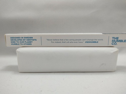 Cepillo de dientes de bambú para adultos con cerdas azules suaves de The Humble Co. - Imagen 4 de 6