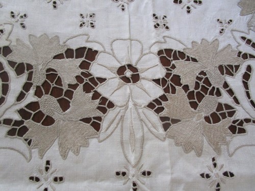 STUNNING VINTAGE MADEIRA EMBROIDERED TABLECLOTH WITH SIX NAPKINS - Picture 9 of 20