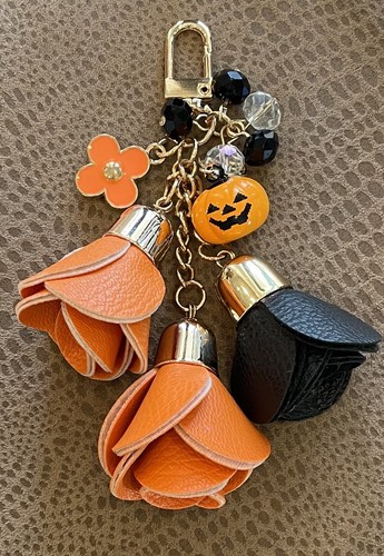 ABNEHMBARER HALLOWEEN KÜRBIS ORANGE SCHWARZ KUNSTLEDER ROSE QUASTE GOLD TASCHENANHÄNGER - Bild 1 von 11
