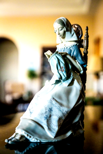 Lladro "Embroiderer" Seated Lady Porcelain Figurine #4865 - Mint in Original Box - Picture 3 of 7