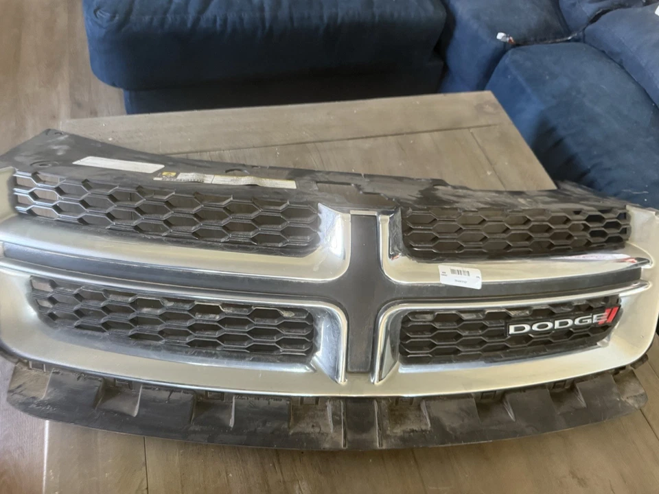 Хромированная и черная верхняя решетка для Dodge Avenger 2011-2014 годов выпуска с эмблемой от оригинального производителя - Изображение 2 из 4