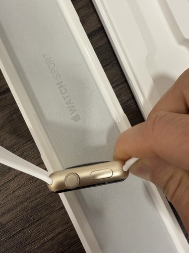 Apple Watch série 7000 42 mm boîtier en aluminium doré bracelet sport blanc (lire descriptif) - Photo 6 sur 10