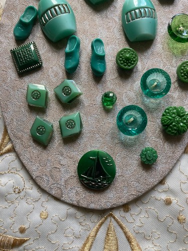 25 Vintage Decorative Art Deco Green Buttons on Card - Picture 3 of 3