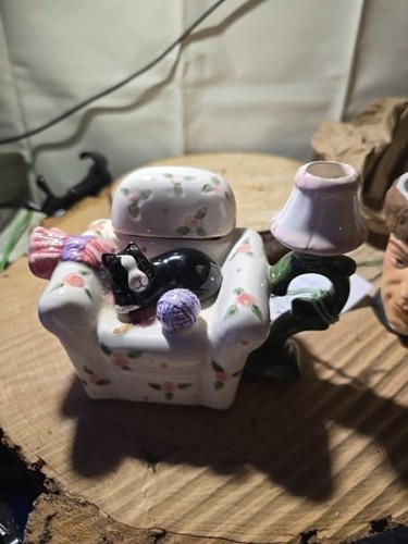 Esmoquin de tetera caprichosa World Bazaar de colección gato en una silla lámpara de tiro - Imagen 1 de 5