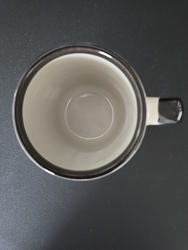 Louisville Steingut Becher beige mit schwarzer Fleur de Lis New Orleans Handarbeit - Bild 4 von 4