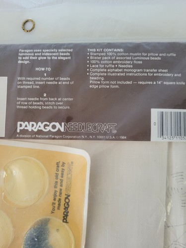 Kit cuscino monogramma ghirlanda fiordaliso ricamo perline Paragon vintage NOS - Foto 5 di 5