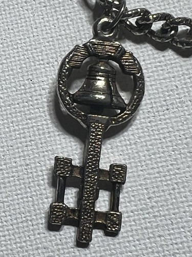 Vintage Retro 1950-60er Ära Bettelarmband mit 5 Charms Schlüssel silberfarben Adler - Bild 3 von 9