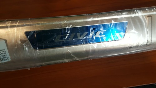 Cubierta protectora/alféizar de parachoques trasero de acero inoxidable para Honda Civic 2016 - Imagen 2 de 5
