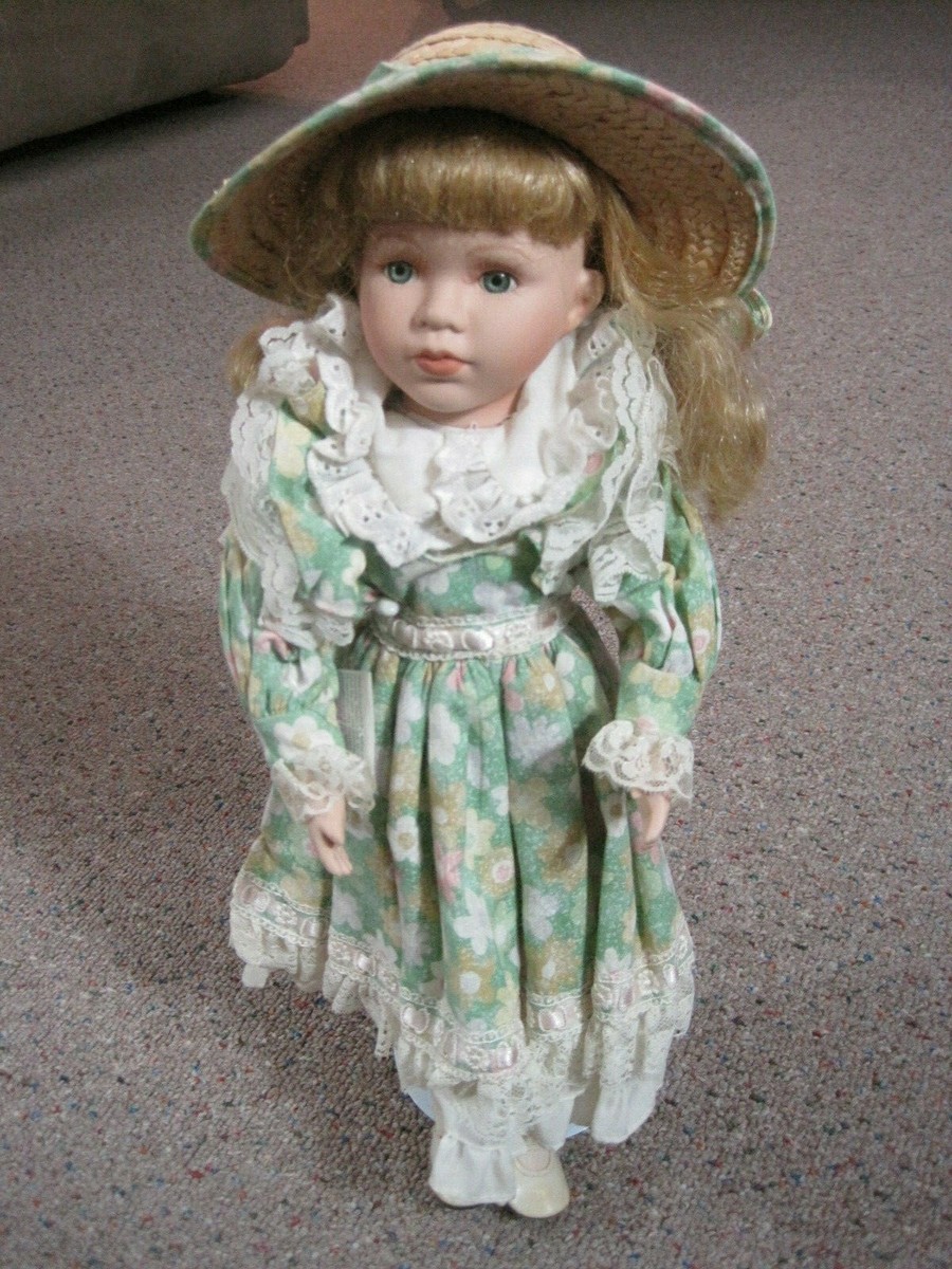 Vintage 1970 s 1980 s 16 Porcelain Doll Green Floral Dress w Straw Hat