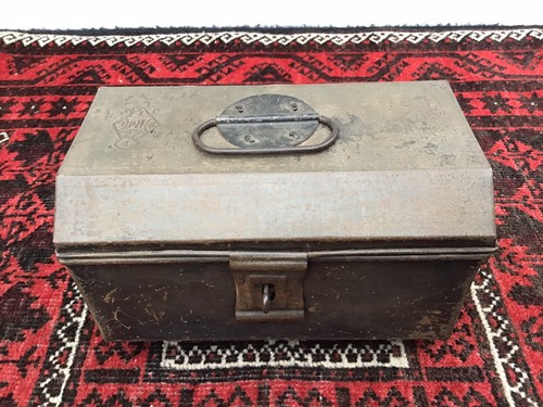 ANTIQUE METAL BOX / DEED BOX WITH HANDLE & REGISTERED DESIGN LOZENGE, DATED 1882 - Picture 2 of 18