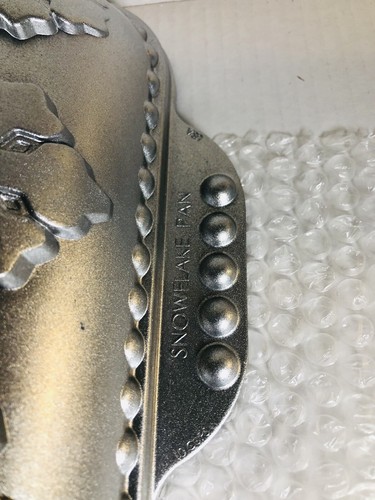 "Santén para copos de nieve Nordic Ware sartén para pasteles de vacaciones 11 x 9 x 2"" con mango antiadherente 10 tazas" - Imagen 6 de 6
