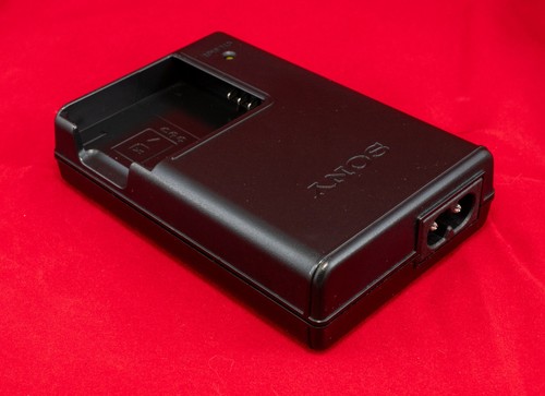 Cargador de batería Sony BC-CSKA para baterías Sony tipo K (NP-BK1). Sin probar. - Imagen 11 de 11