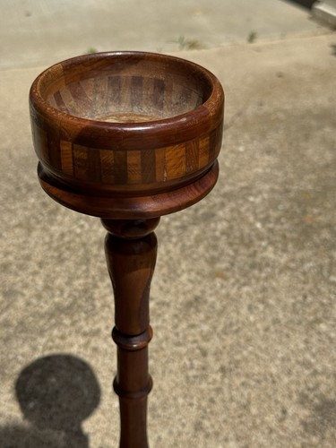 Vintage Holz stehender Aschenbecher 24" hoch. Handgedrechselt und eingelegt. 8" Base. - Bild 12 von 15