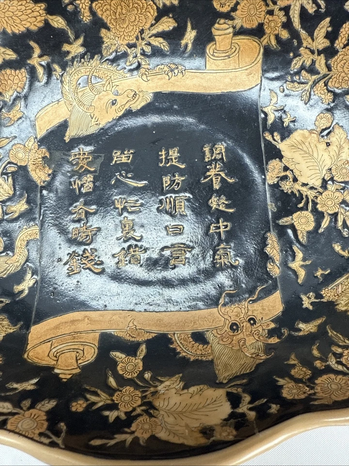 Cuenco grande chino con patas con dragones, texto, figuras, flores Foto 4 de 4