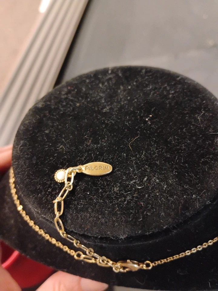 Collar de diseño danés Pilgrim A con dijes blancos y pedrería Foto 3 de 4