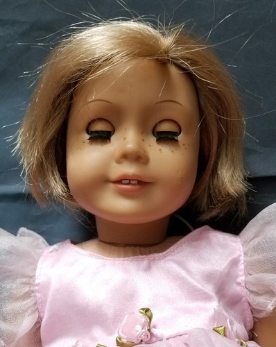 American Girl Short Blonde Hair and Brown Eyes 18" and Tees book set - Picture 9 of 12