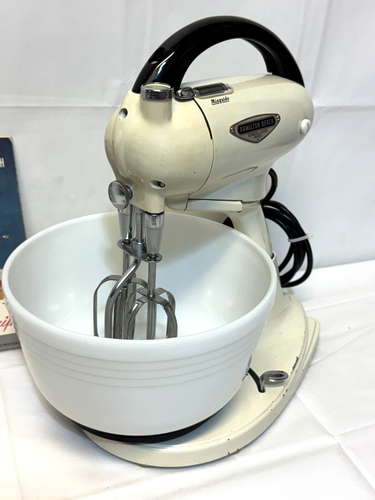 Vintage Hamilton Beach Food Mixer MODEL G with 2 White Bowls, Cookbook BEAUTIFUL - Picture 4 of 10