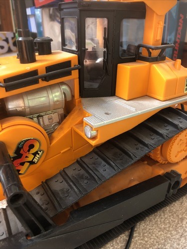 Model Caterpillar D9L. Remote Control With Smoke. - Picture 4 of 9