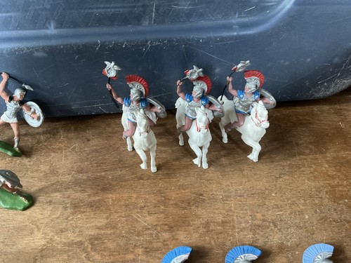 18 Vintage BRITAINS Plastic Roman Soldiers/ Greek Trojans Figures Lot HONG KONG - Picture 3 of 5
