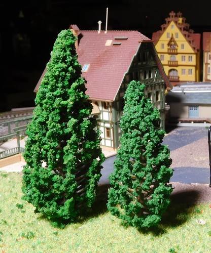 10 dunkelgrüne Tannen, je 5 Stück 95 und 130 mm hoch - Picture 8 of 12