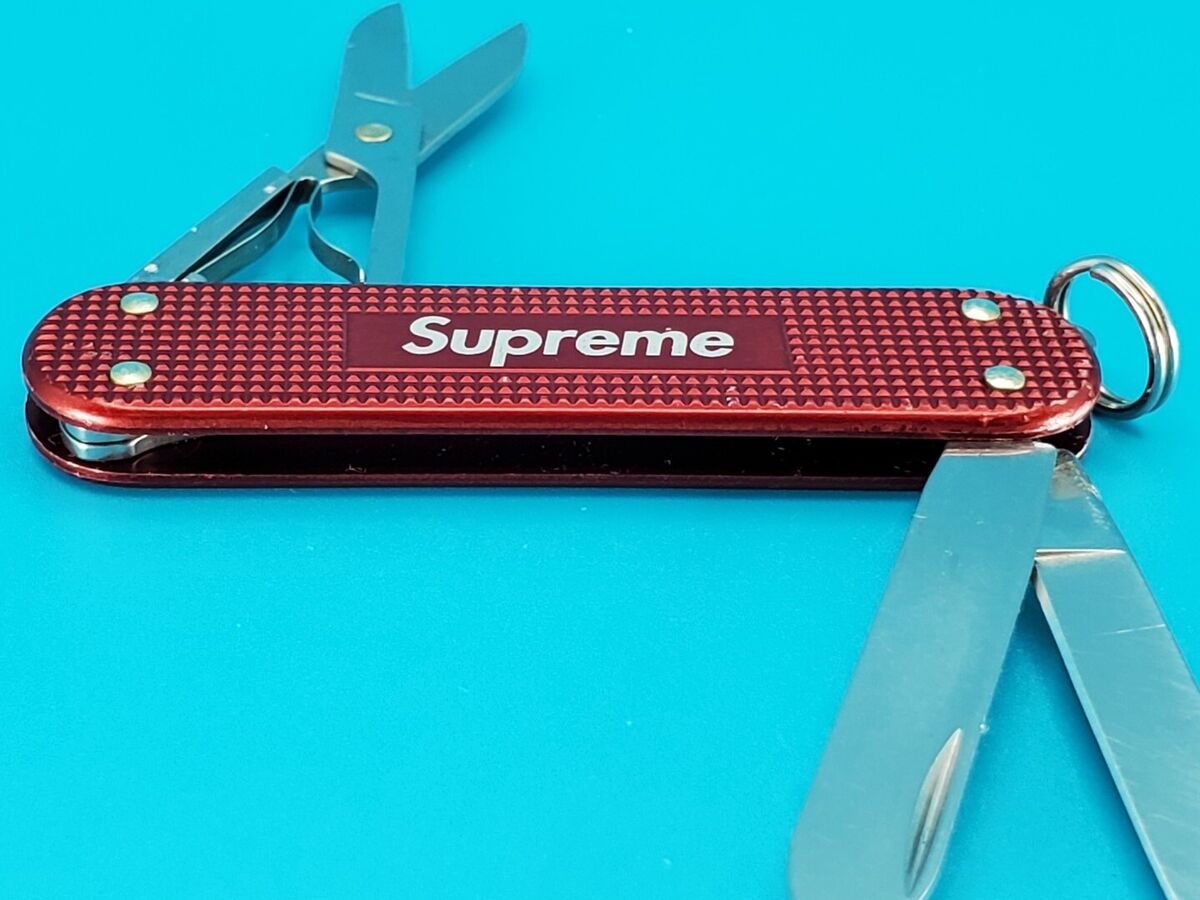 Victorinox - Supreme Red - Classic SD - Swiss Army SAK Victorinox - Supreme Red - Classic SD - Swiss Army SAK