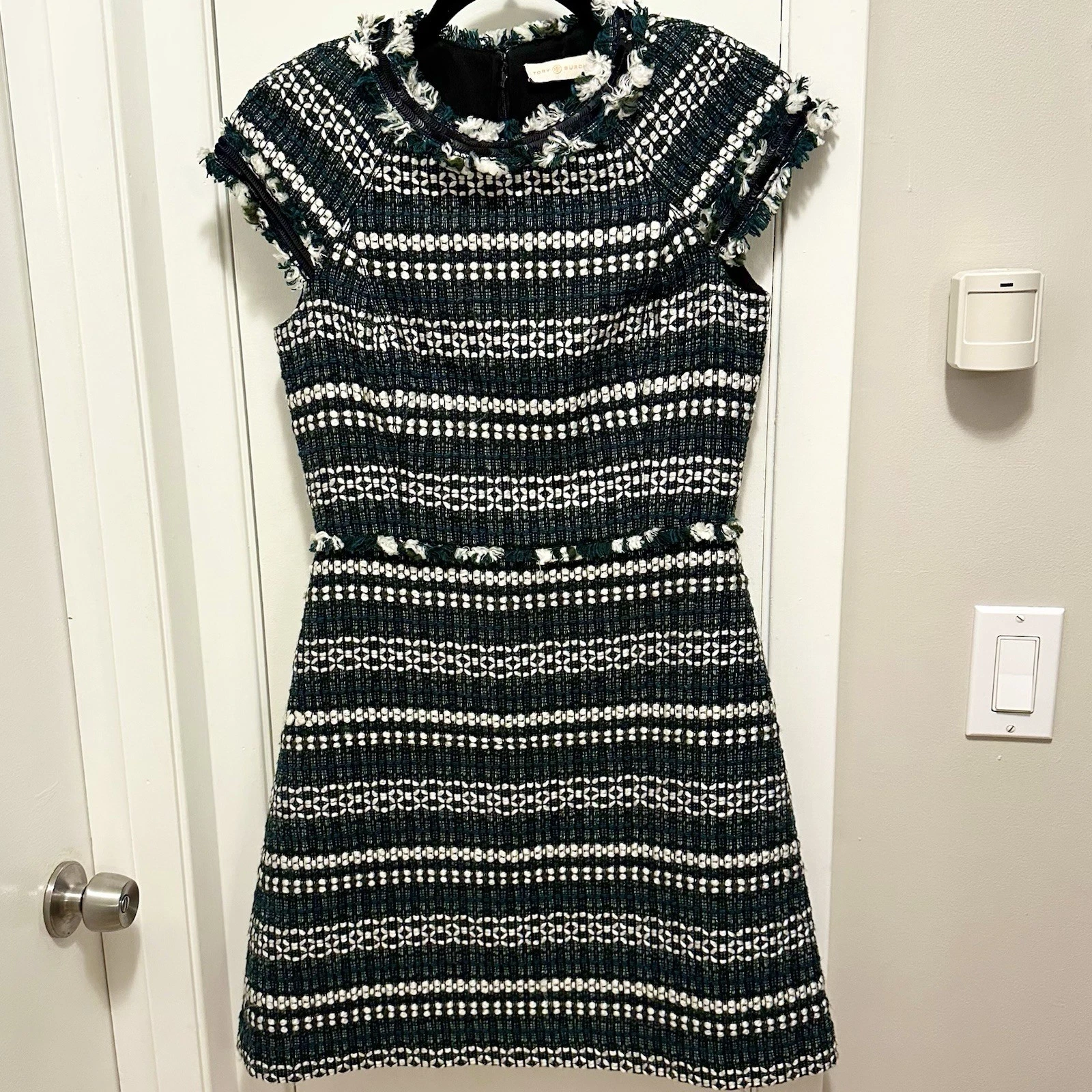 Abito Tory Burch Norfolk a righe in tweed manica a 2 cappellini aderente e svasato verde nero Wht