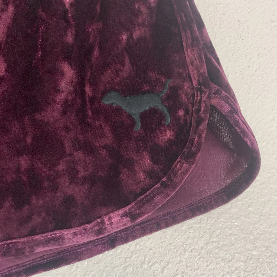 Shorts Victoria's Secret rosa veludo veludo lounge confortável logotipo cachorro borgonha grande - Imagem 2 de 4