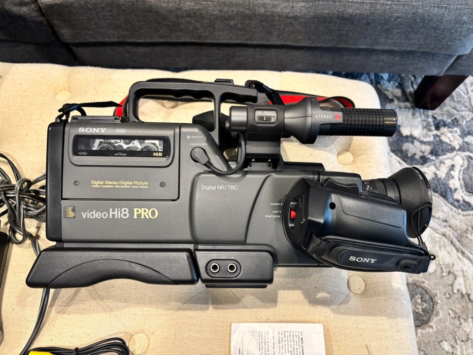 Sony CCD-V5000 Hi8 Video Camera Recorder Pro Camcorder w/ Case - Image 2 of 4