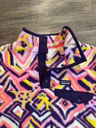 NUEVO SIN ETIQUETAS Patagonia Niñas Synchilla Rosa y Amarillo Patrón Polar Jersey Talla XL - Imagen 3 de 5