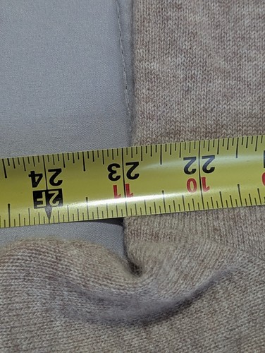 Suéter Universal Standard 100 % cachemir para mujer talla pequeña beige - Imagen 7 de 7