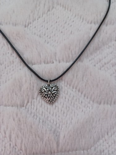Y2K 2000's 90's Style Black Cord Necklace With Silver Tone Heart Pendant / Charm - Picture 2 of 6