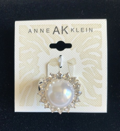Anillo Anne Klein tono plateado imitación perla elástico nuevo con etiquetas - Imagen 6 de 6