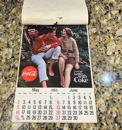 Insegna Calendario Coca Cola 1964 1965 Completa Pin Up Modello Ragazza Vintage Originale - Foto 7 di 17