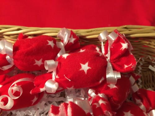 PRIMITIVE    WHITE STARS WITH RED BACKGROUND  "CANDY"  SET OF 13 BOWL FILLER - Picture 2 of 2