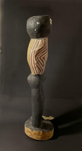FIGURA TÓTEM GRANDE ABORIGEN AUSTRALIANO MOKOY ESPÍRITU ESCULTURA AUDREY PETYARRE - Imagen 10 de 12