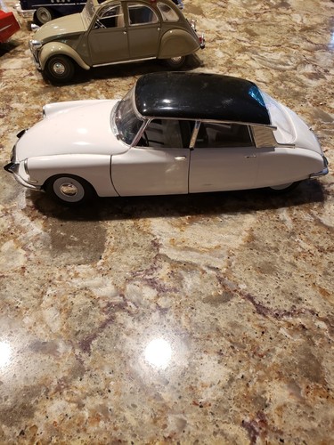 Coche coleccionable Citroen DS-19 1963 Solido en puertas escala 1:64 nunca abiertas - Imagen 4 de 8