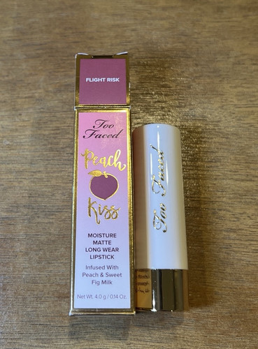 Lápiz labial Too Faced Peach Kiss hidratante mate de larga duración - Tono: riesgo de vuelo nuevo en caja - Imagen 2 de 7