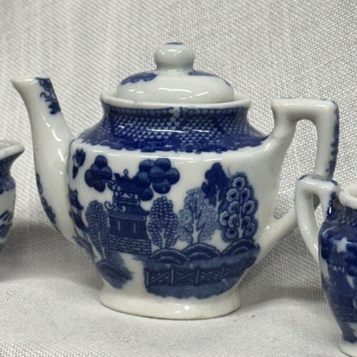 Vintage Blue Willow Child's Tea Set, 25 pieces. Made in Japan with a box. - Picture 4 of 9