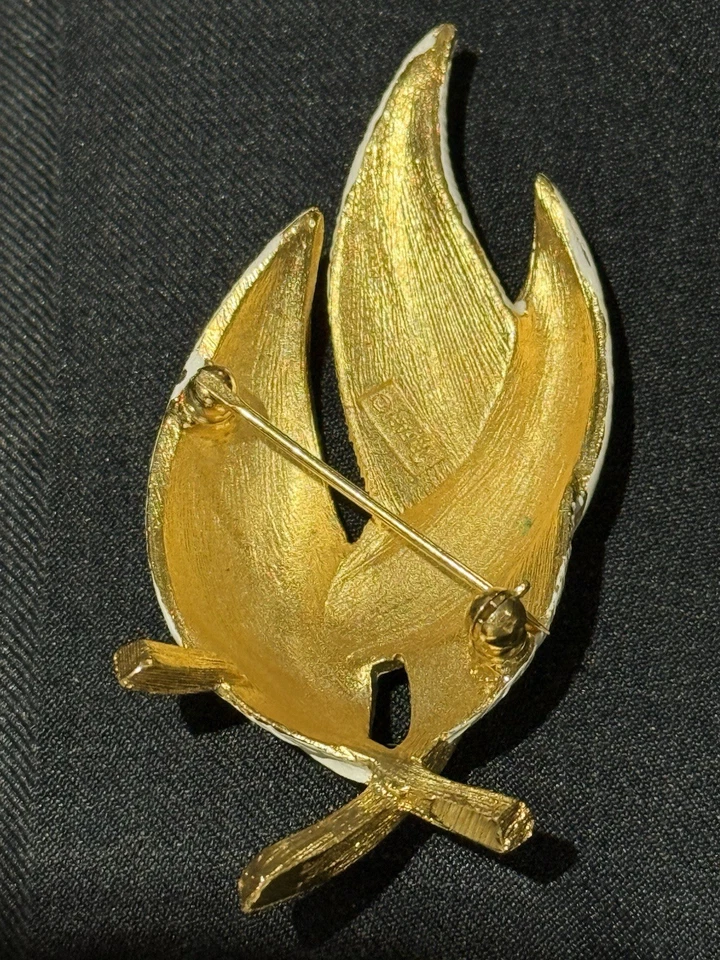 Broche prendedor vintage firmado TRIFARI CROWN tono dorado esmalte blanco forma hojas Foto 4 de 4