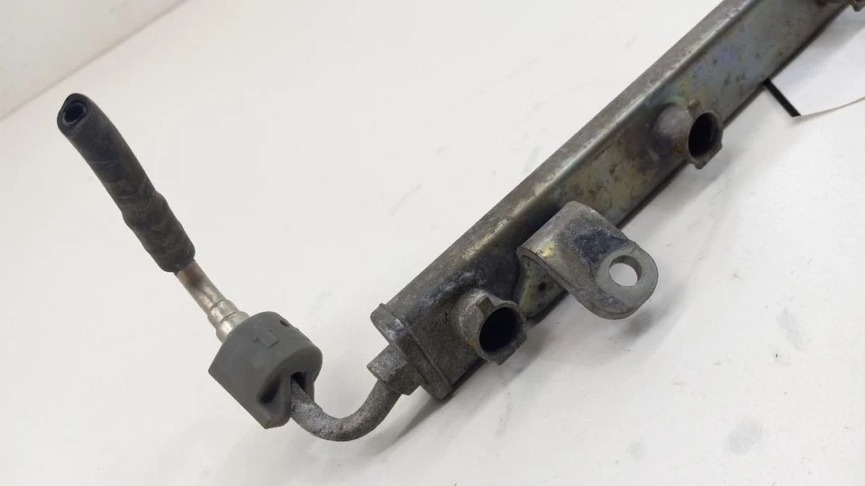 Barra de montaje de inyector de inyección de riel de combustible Nissan Versa 2008 2009 2010 2011 2012 Foto 2 de 4