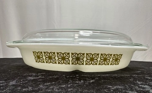 Pyrex Verde Olive Green 1.5Qt Divided Dish with Lid Vintage MCM