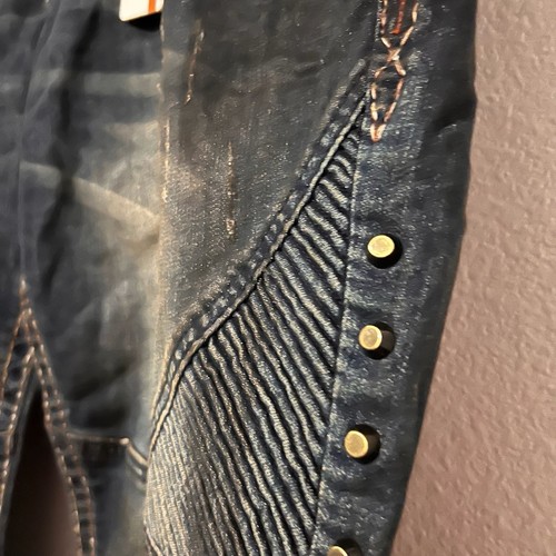 Pantalones de mezclilla Rock Revival Lampson Biker 40 bolsillos lavados oscuros con tachuelas nuevos con etiquetas - Imagen 3 de 14